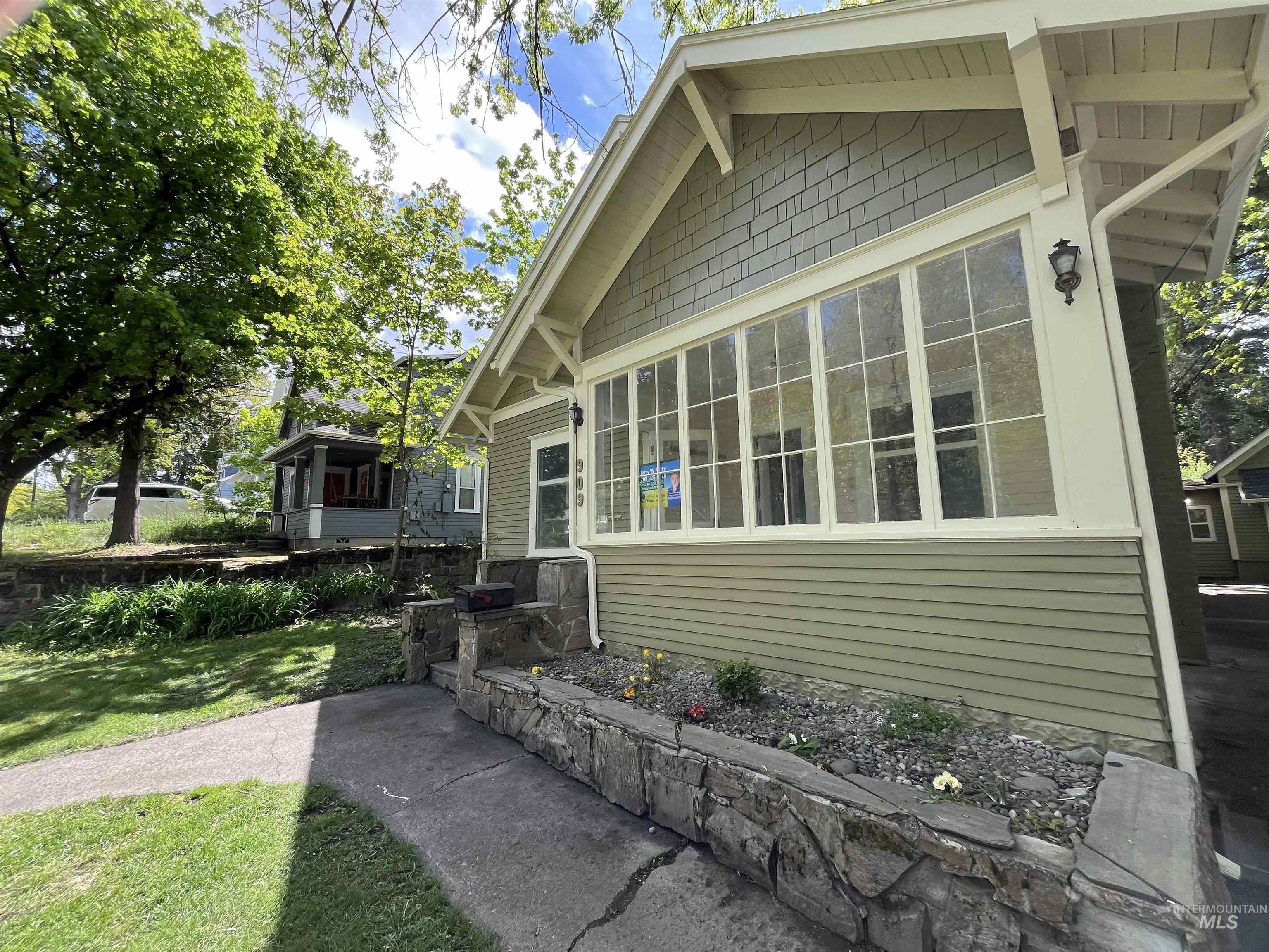 909 E 6th Property Photo 3