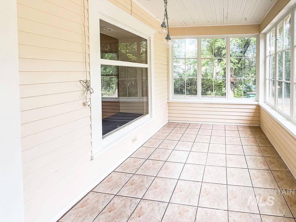 909 E 6th Property Photo 4