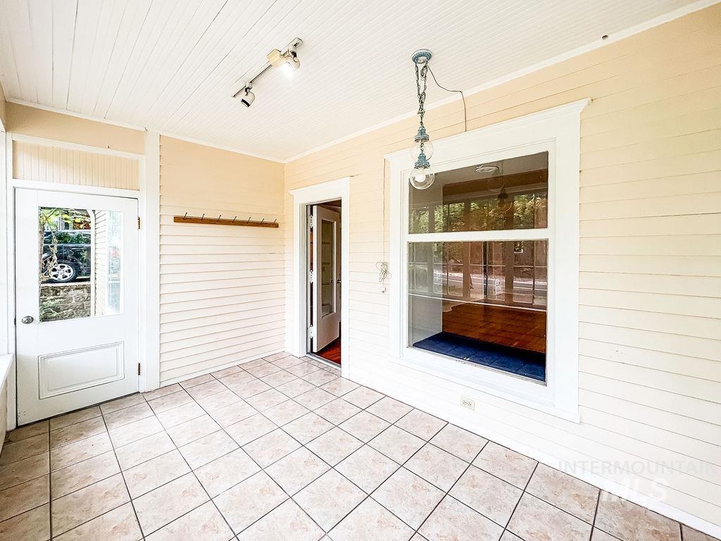 909 E 6th Property Photo 5