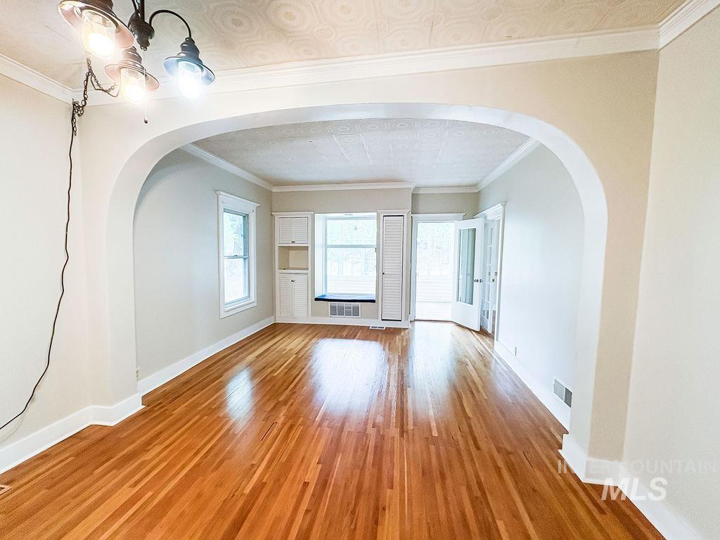 909 E 6th Property Photo 7