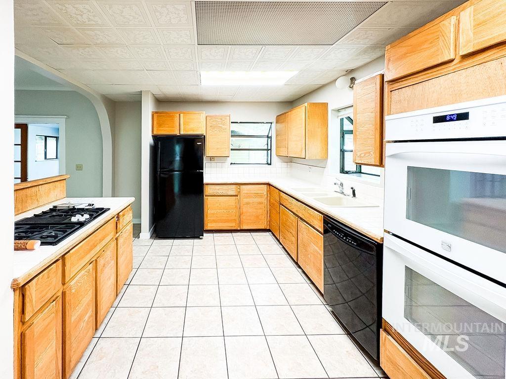 909 E 6th Property Photo 9