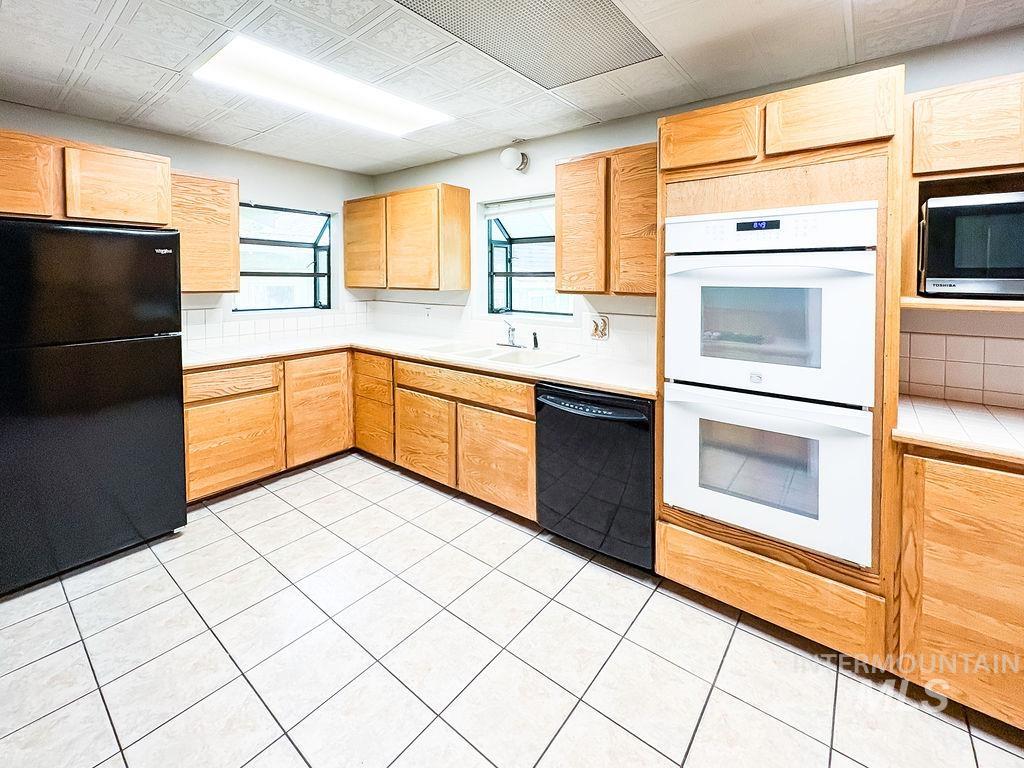 909 E 6th Property Photo 10