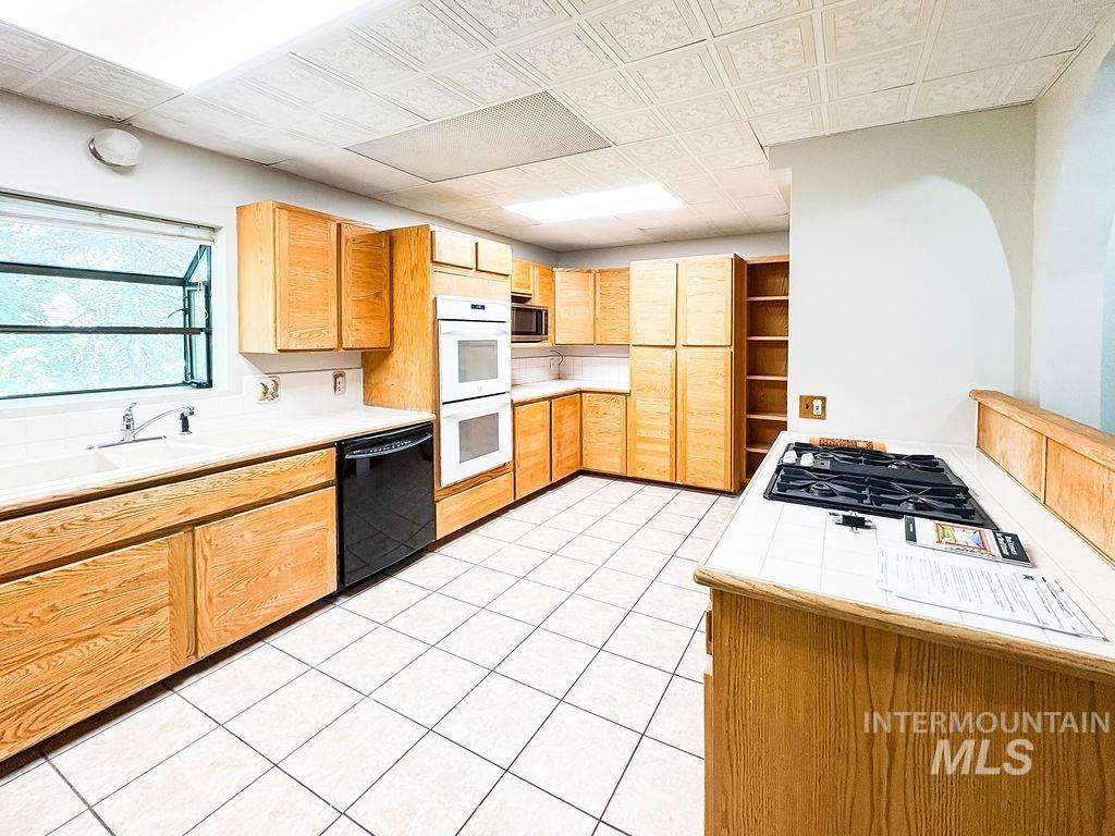 909 E 6th Property Photo 11