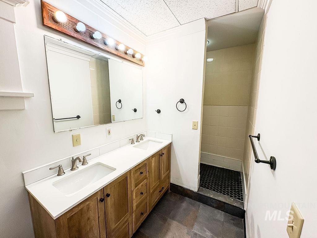 909 E 6th Property Photo 14