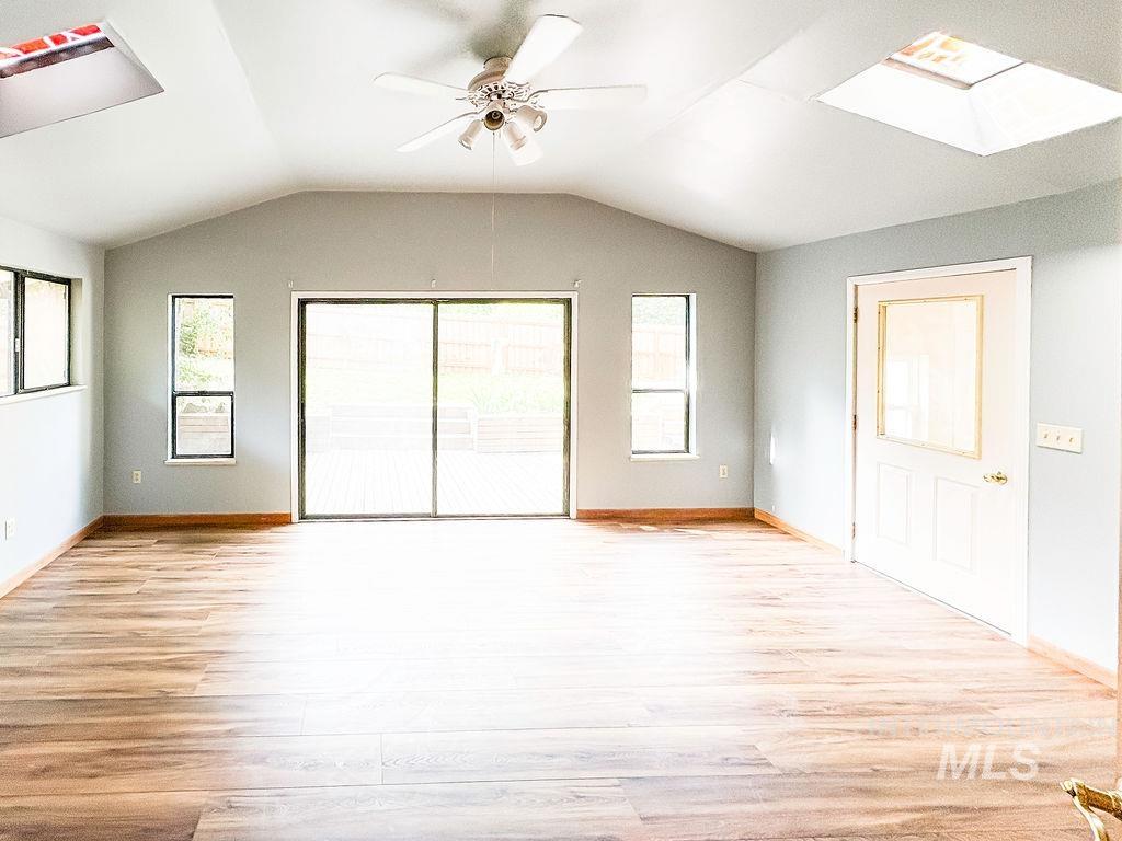 909 E 6th Property Photo 17