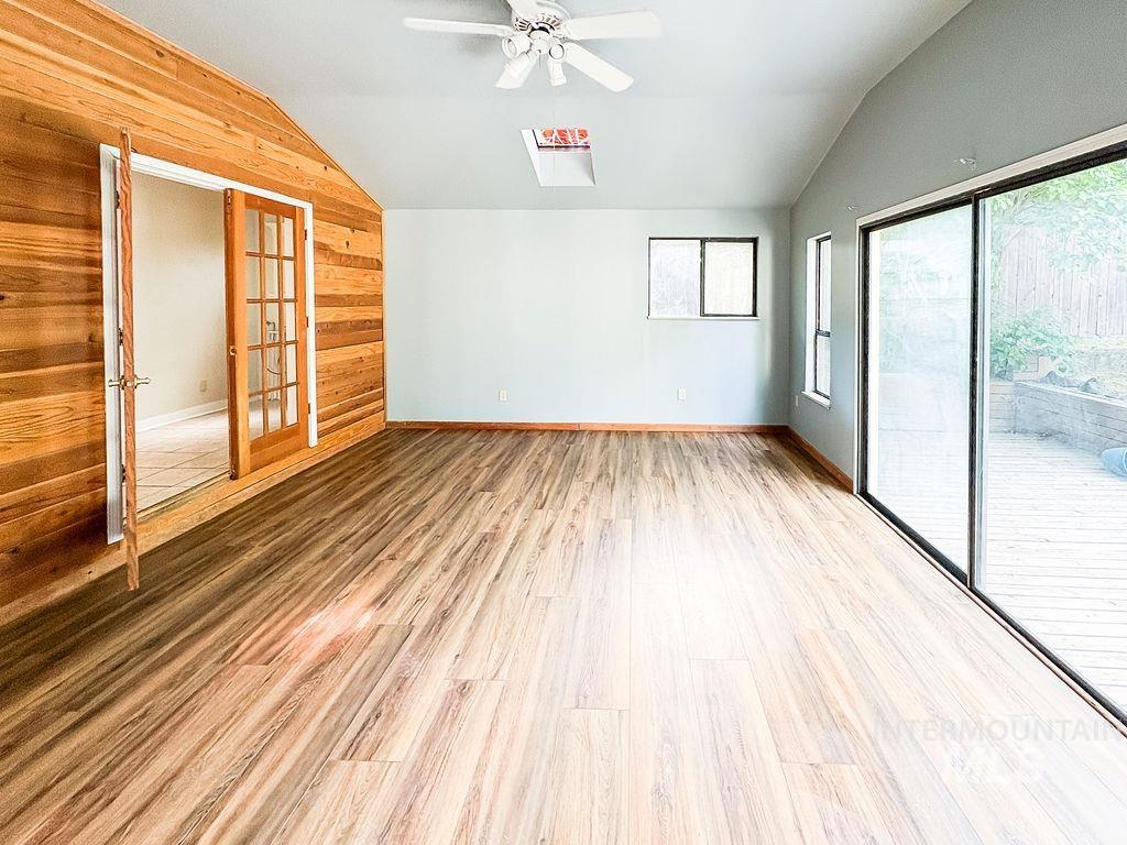 909 E 6th Property Photo 19