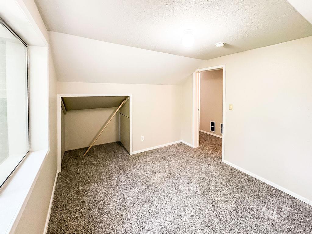 909 E 6th Property Photo 24