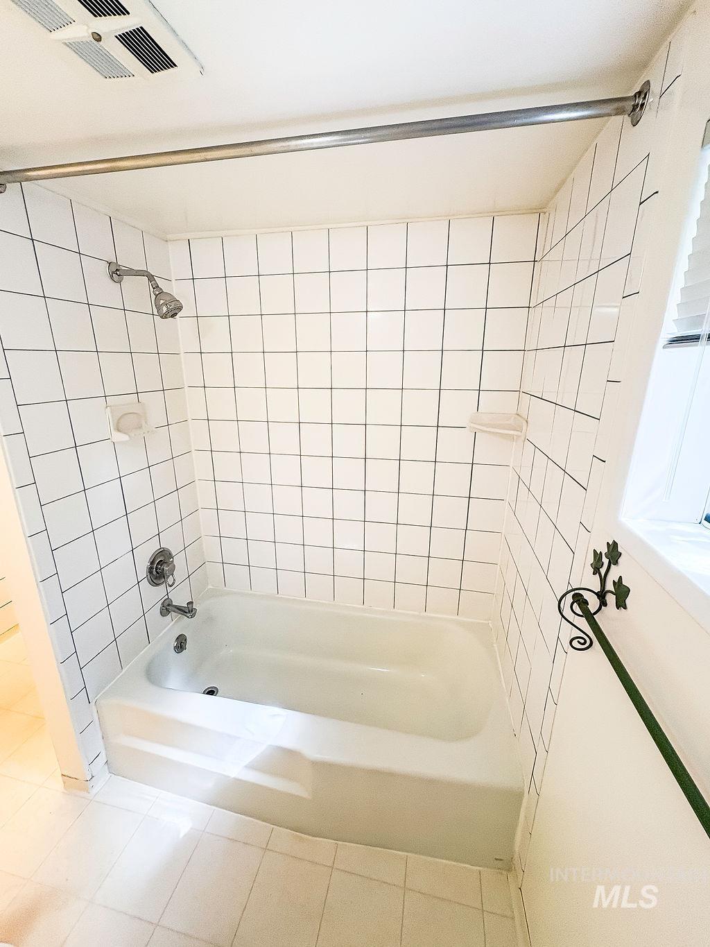 909 E 6th Property Photo 26