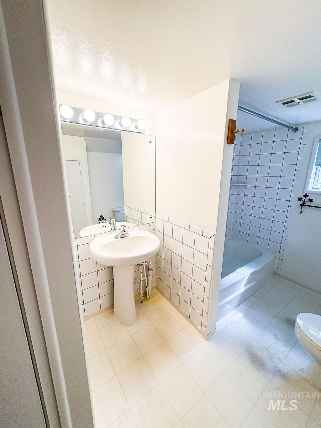 909 E 6th Property Photo 27