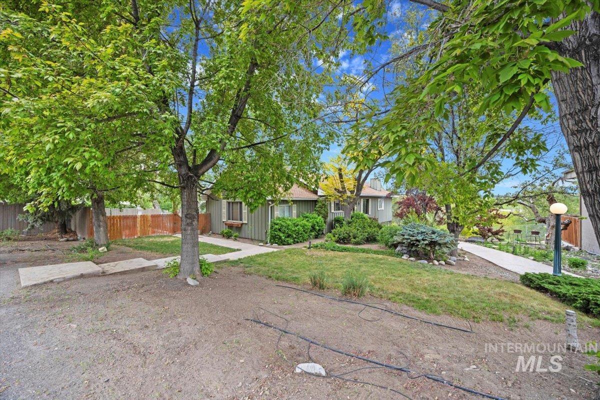 592 S Locust Street Property Photo 3