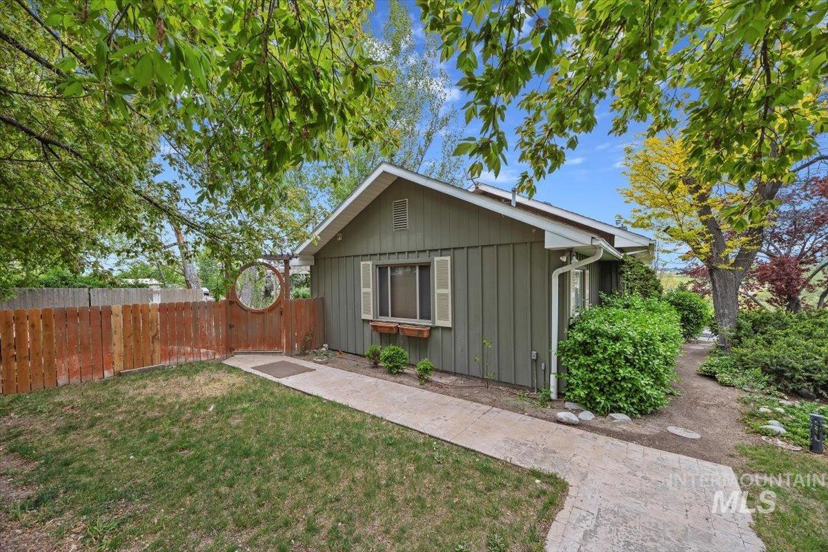 592 S Locust Street Property Photo 4