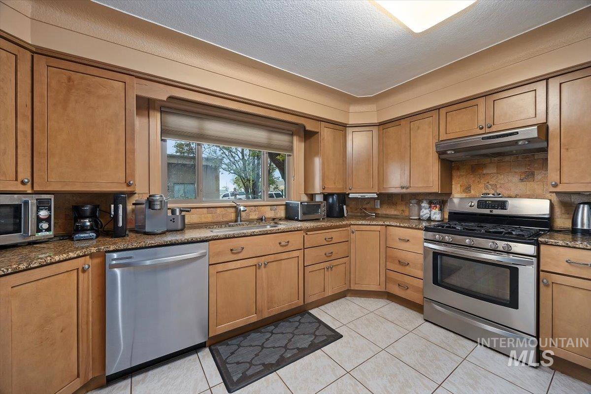 592 S Locust Street Property Photo 11