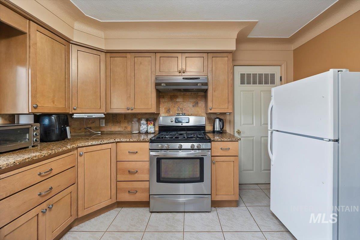 592 S Locust Street Property Photo 12