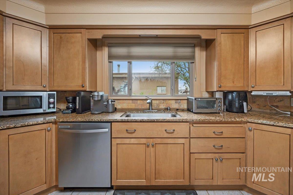 592 S Locust Street Property Photo 16