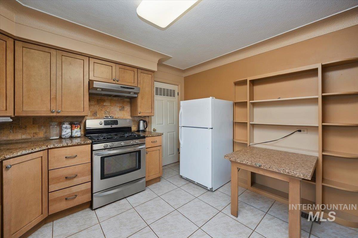 592 S Locust Street Property Photo 17