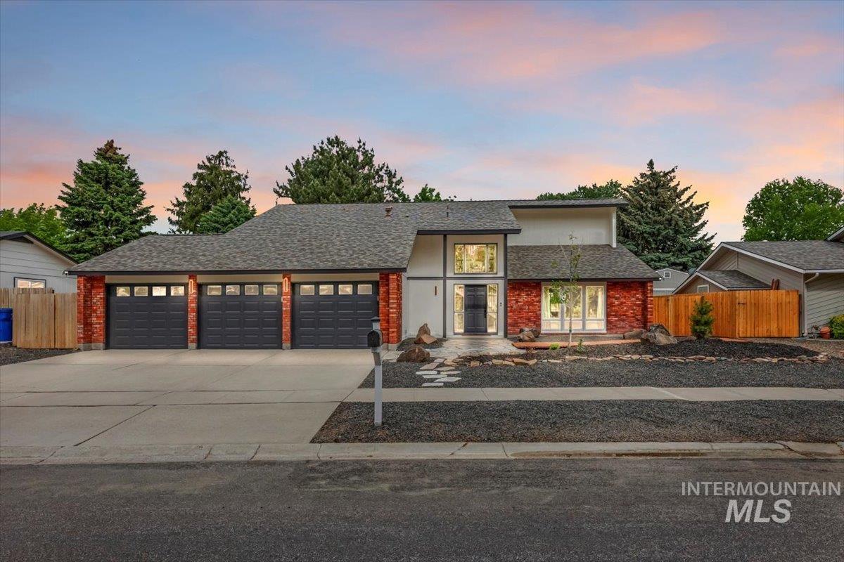 898 N Pebble Beach Way Property Photo 1