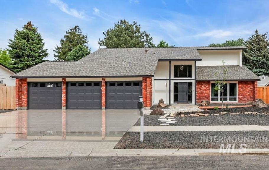898 N Pebble Beach Way Property Photo 2