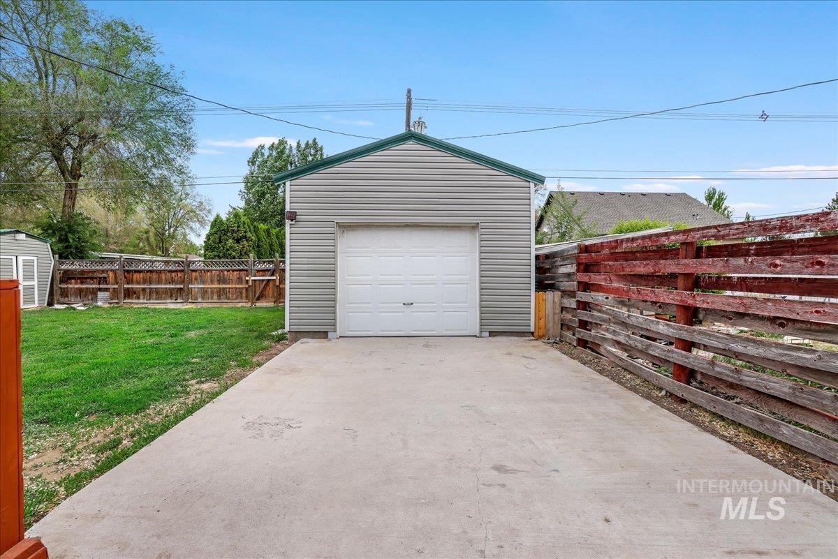 2114 Sessions Street Property Photo 34