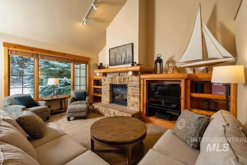 1319 Hearthstone Ct Property Photo 3