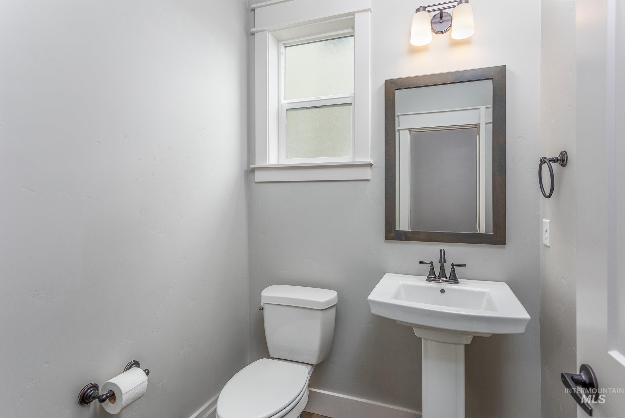 3290 E Girdner Dr Property Photo 4