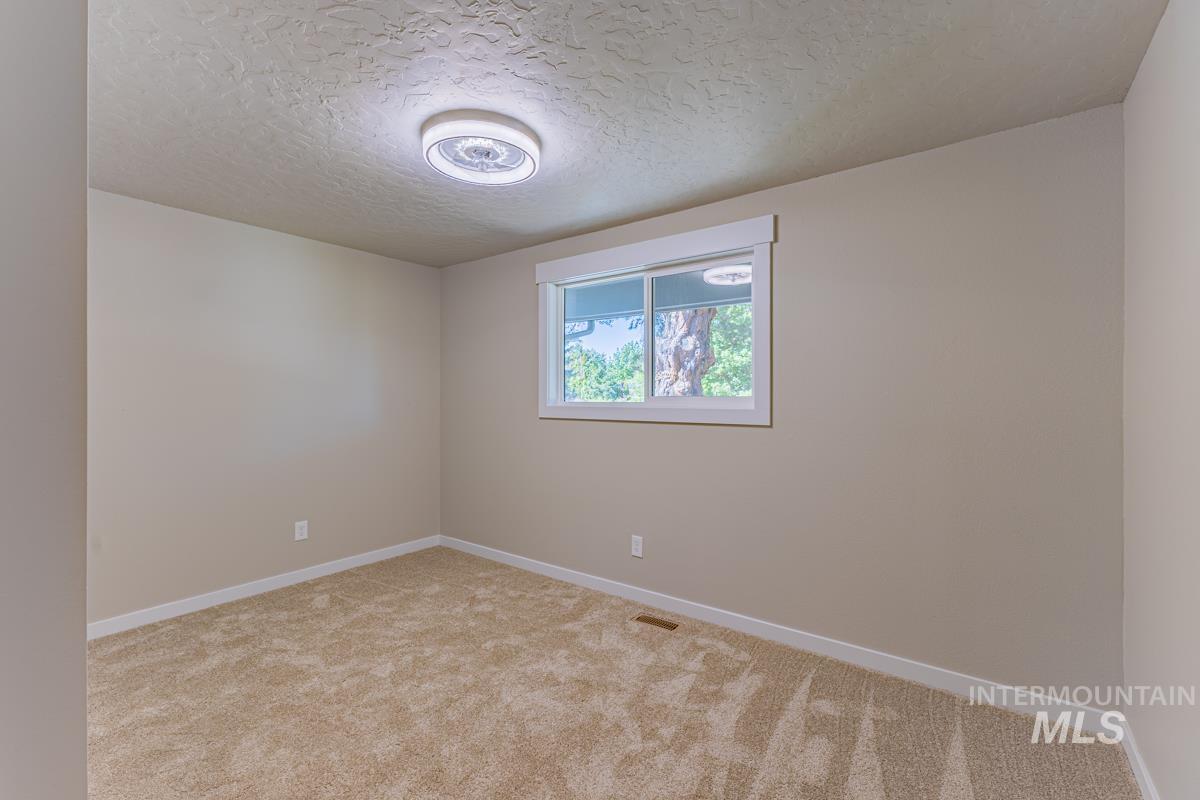 9865 W Skycliffe Ave Property Photo 11