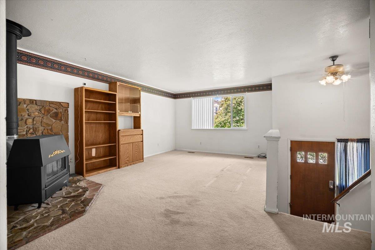 2690 S Gourley St Property Photo 5