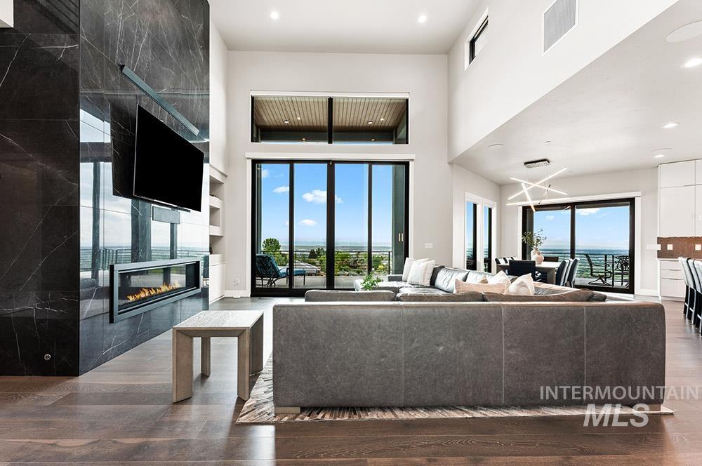 1519 S Galaxy Way Property Photo 3