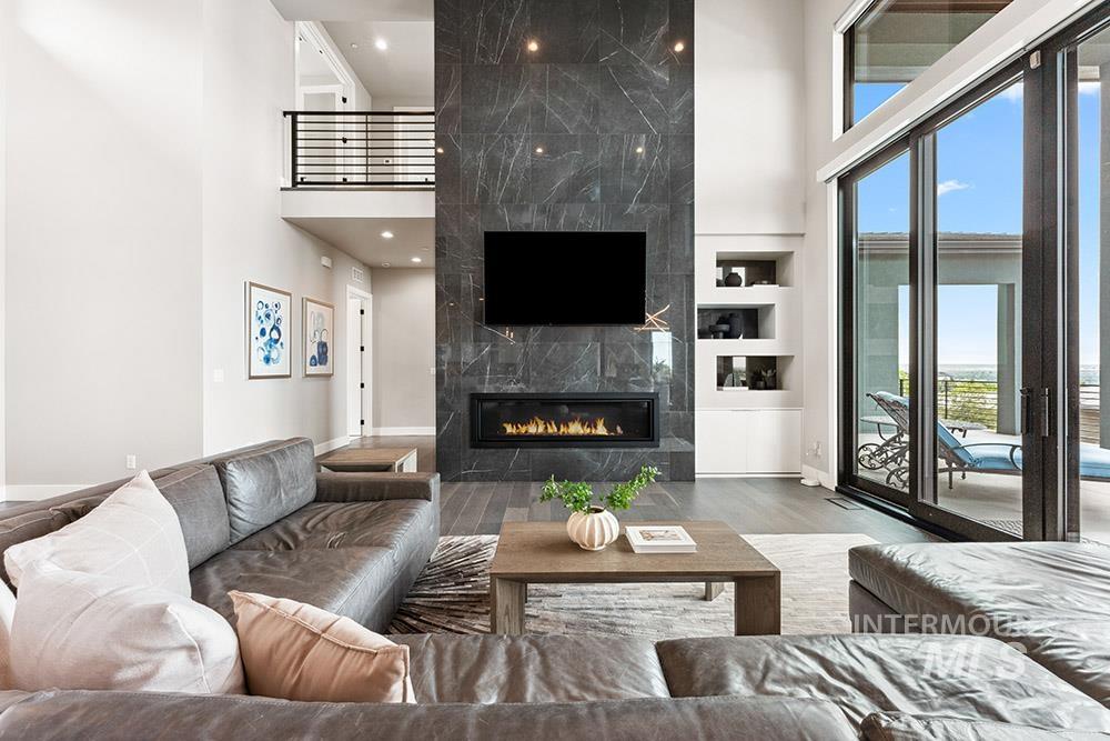 1519 S Galaxy Way Property Photo 4
