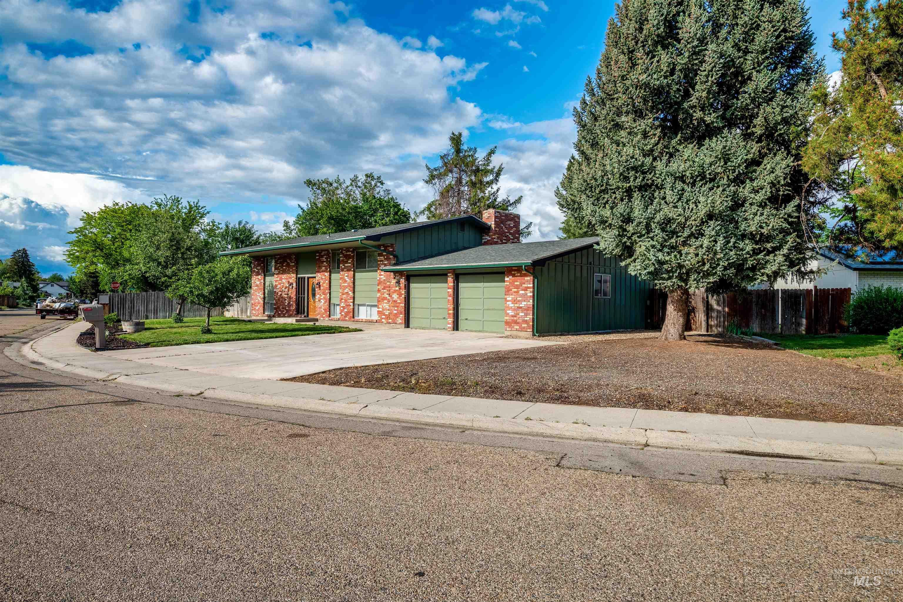 4922 N Burlington Dr Property Photo 1