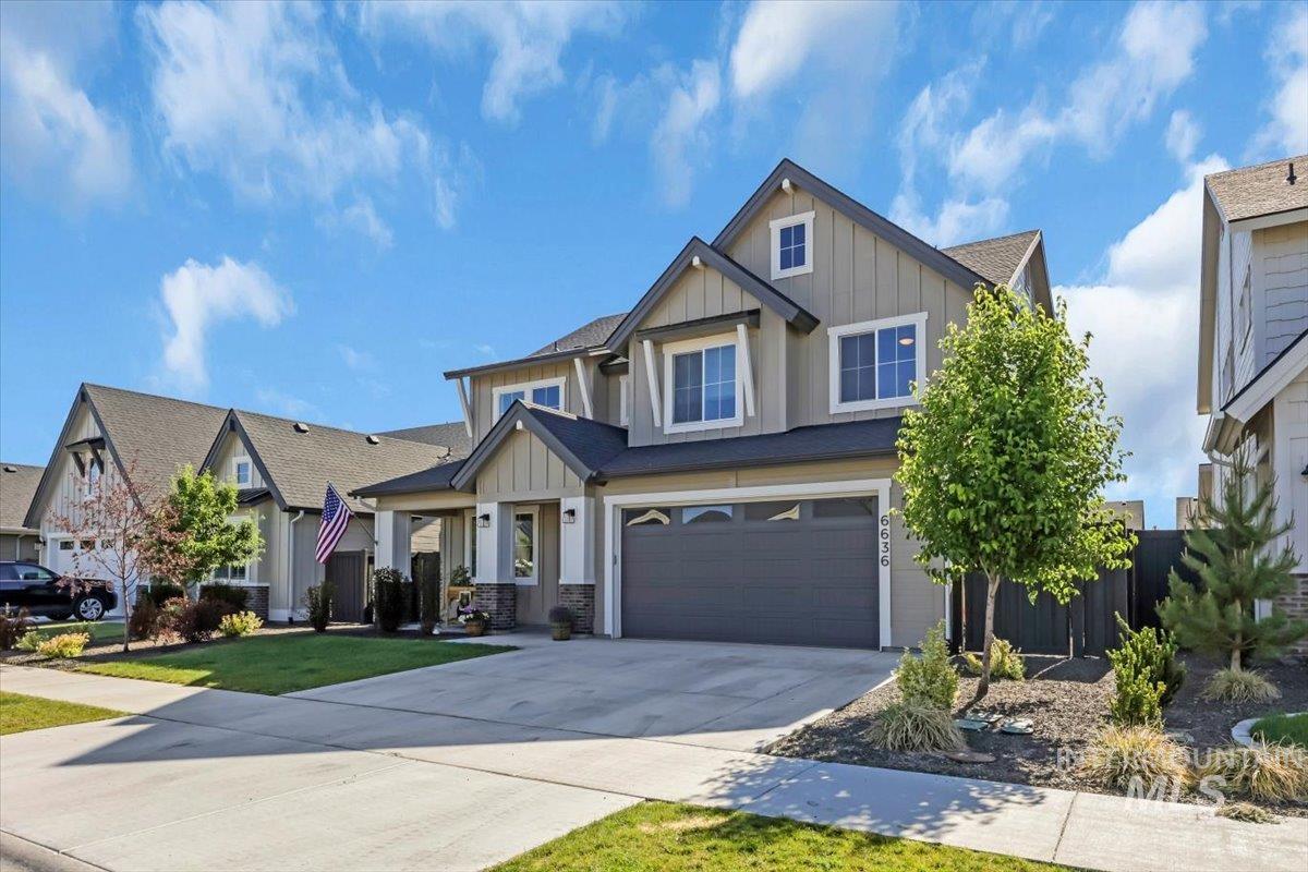 6636 S Steeple Avenue Property Photo 1