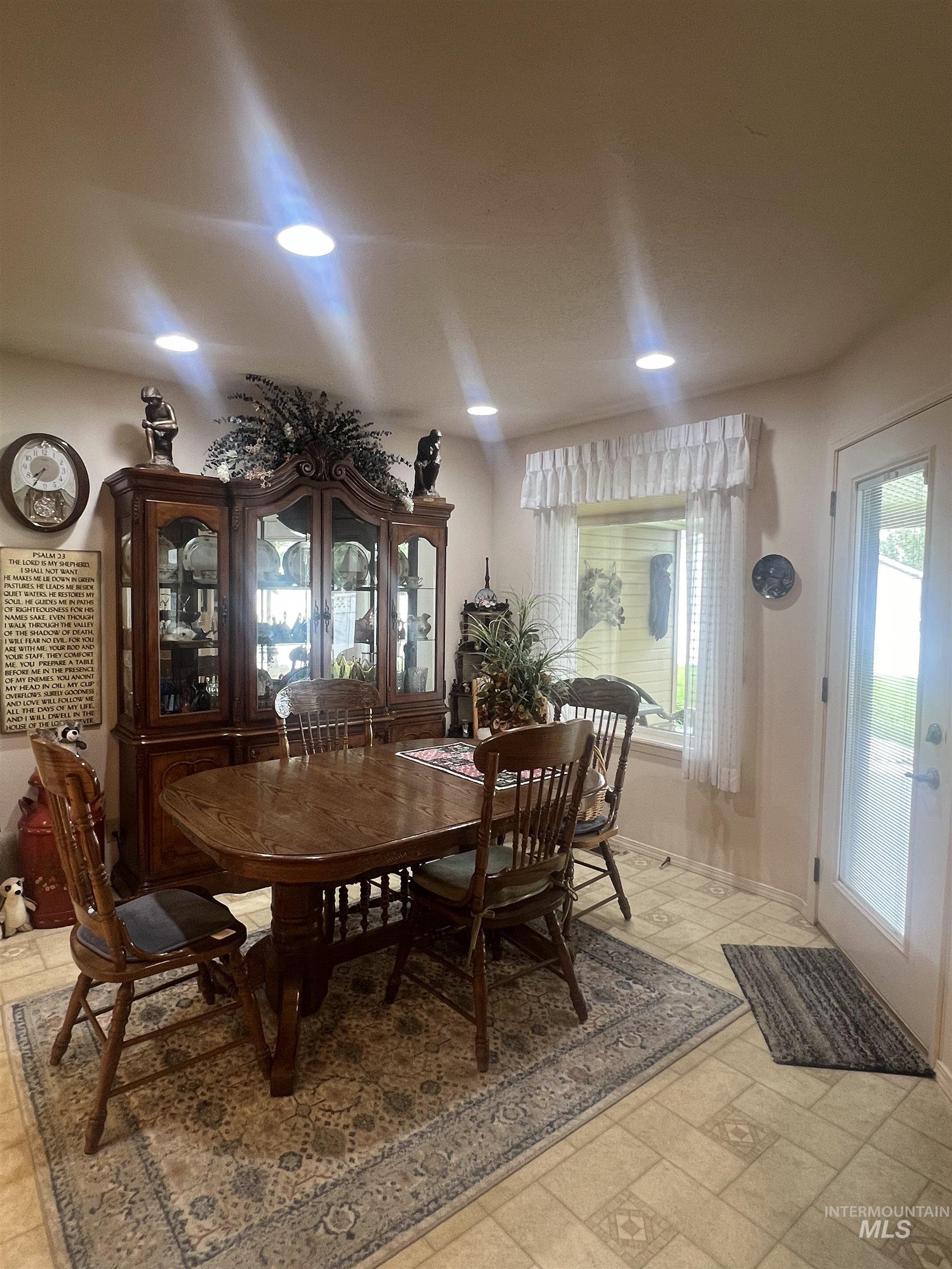 2121 Uehlin Drive Property Photo 8