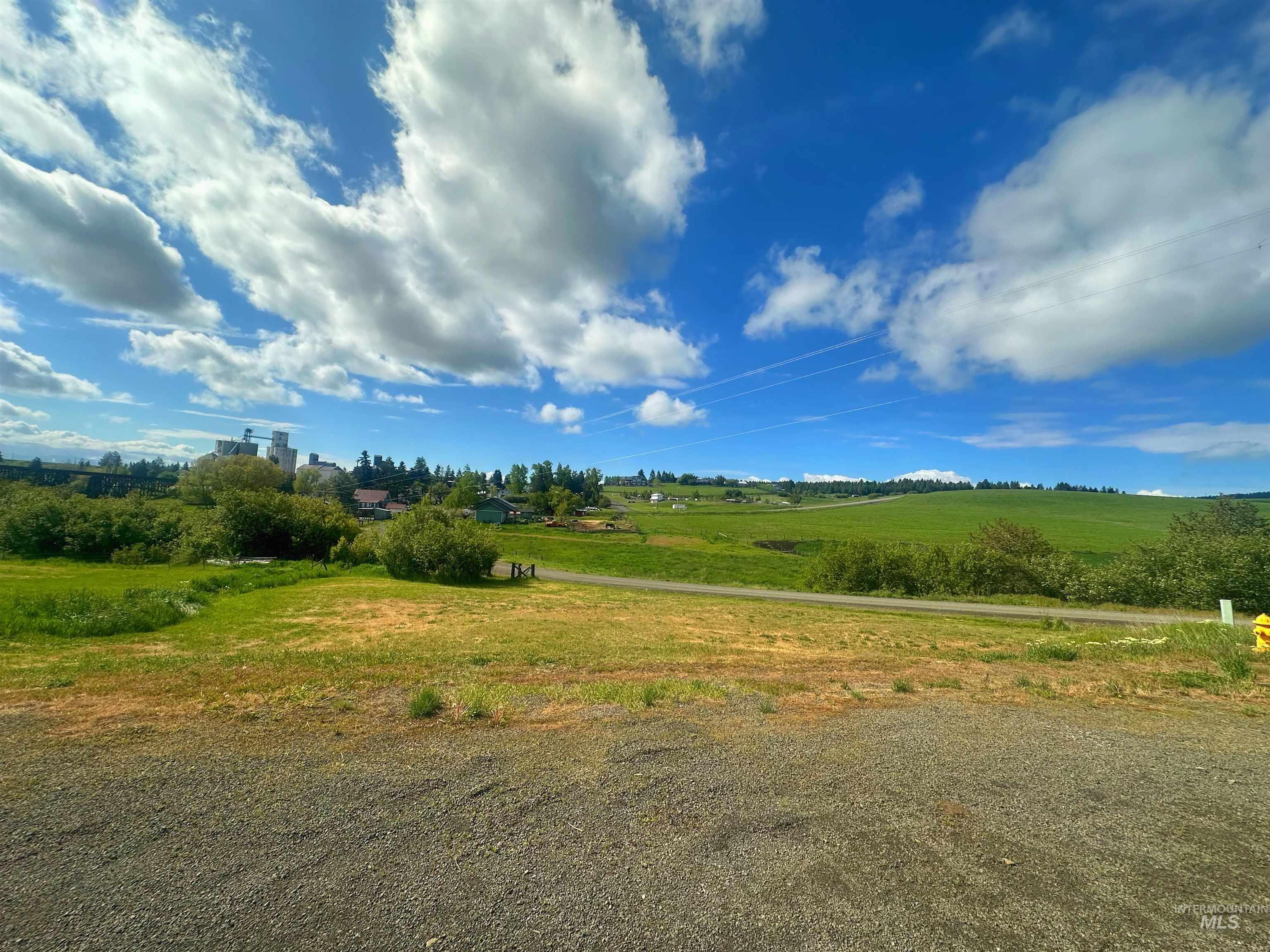 811 Trestle Dr Property Photo 3