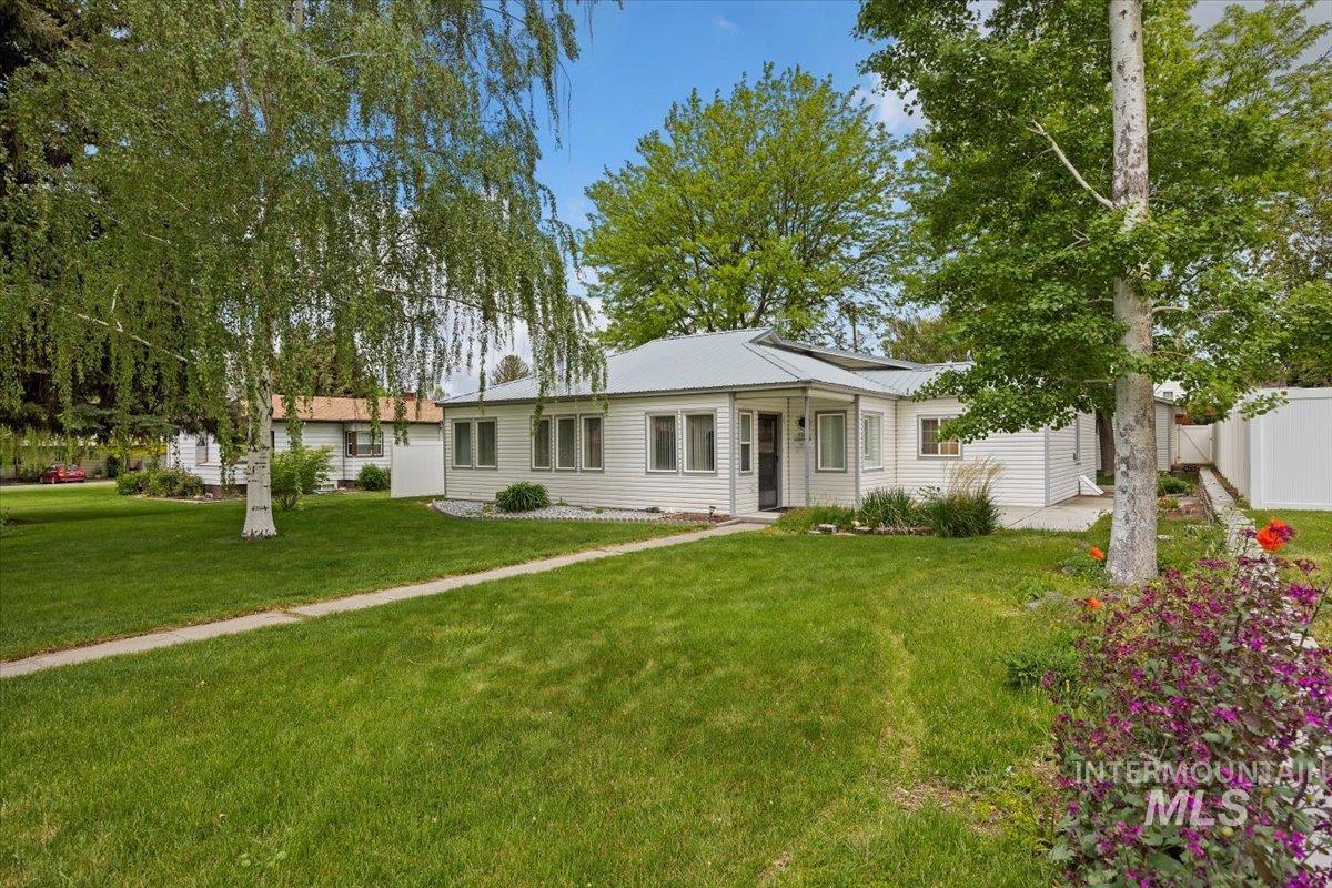 704 E Avenue D Property Photo 1