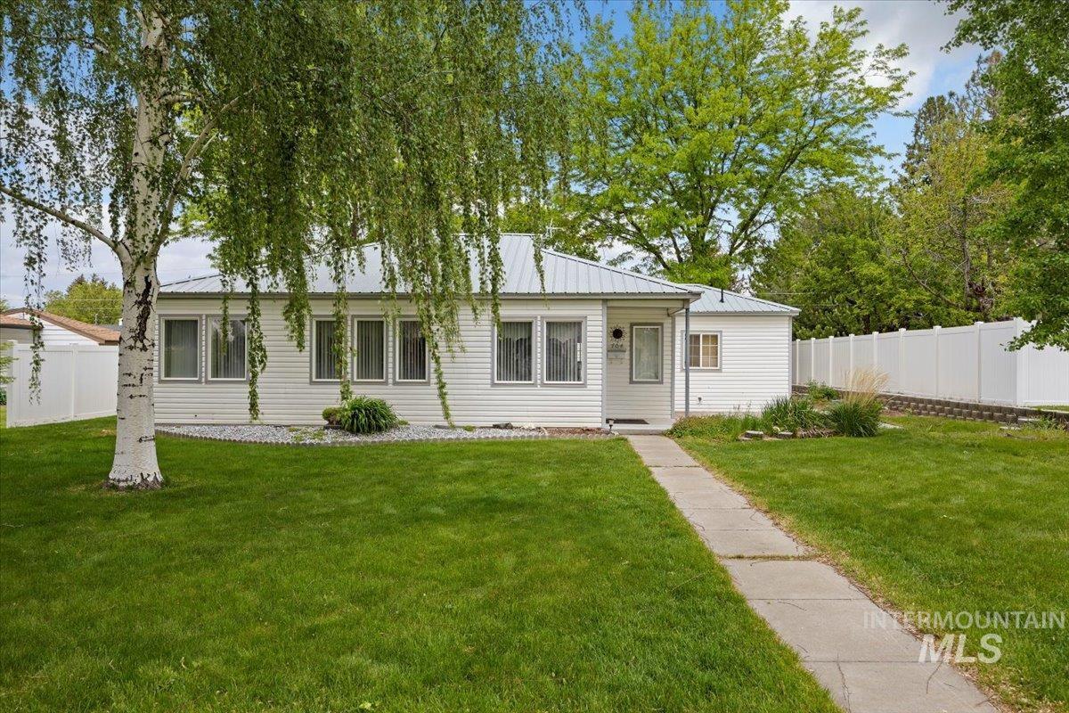 704 E Avenue D Property Photo 2