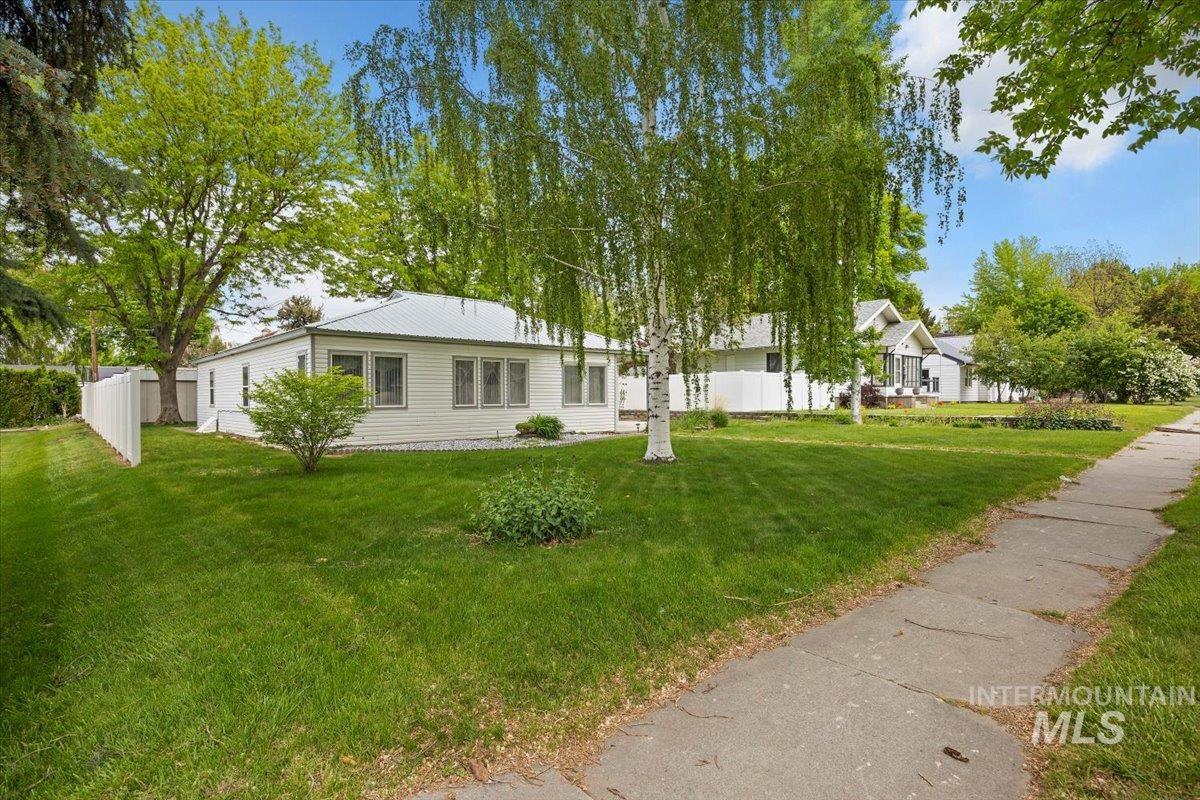 704 E Avenue D Property Photo 3