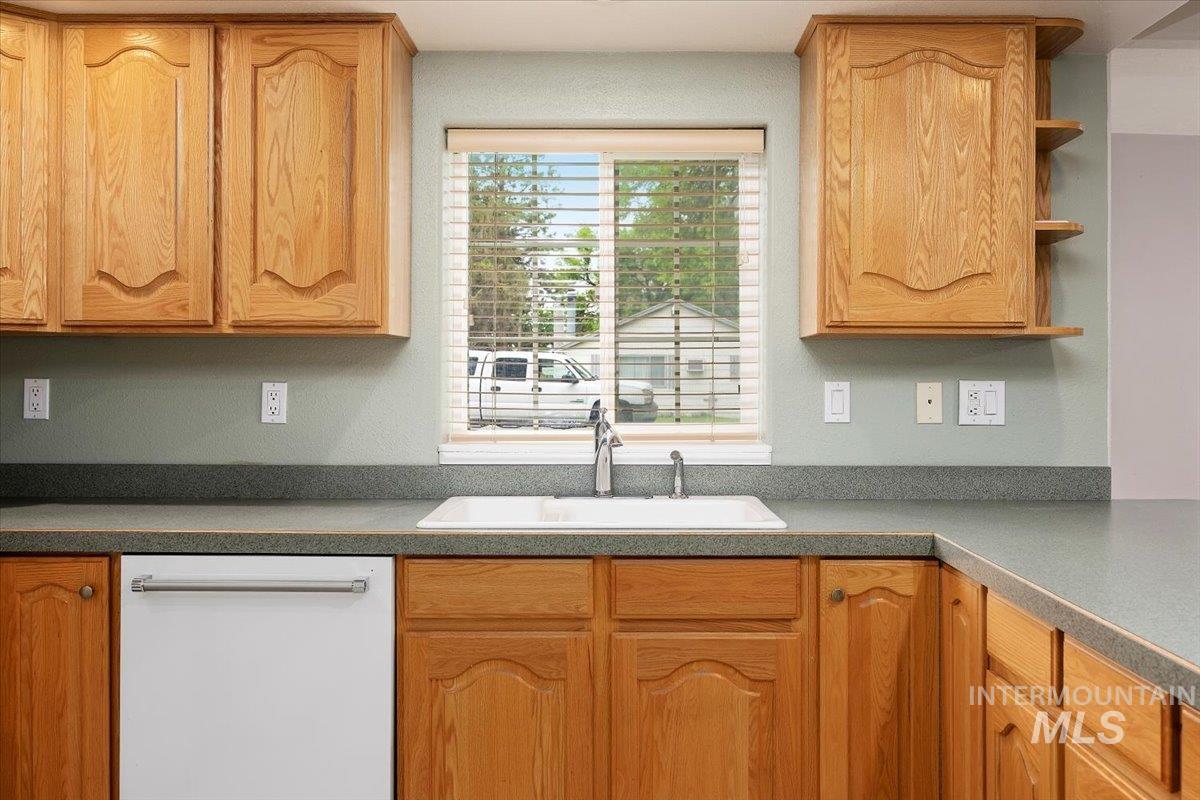 704 E Avenue D Property Photo 16