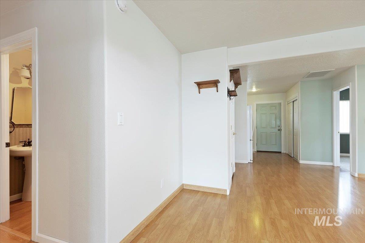704 E Avenue D Property Photo 29