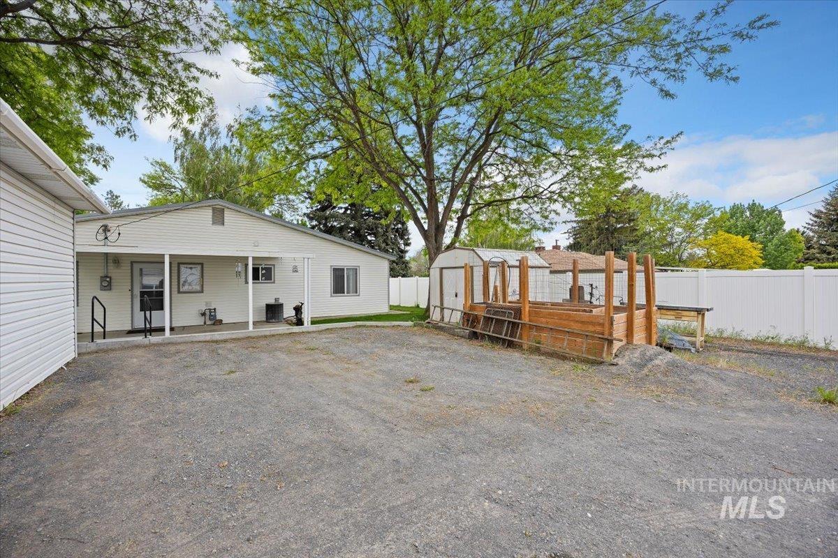 704 E Avenue D Property Photo 31