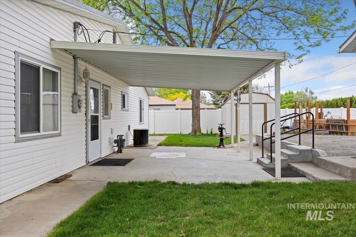 704 E Avenue D Property Photo 33