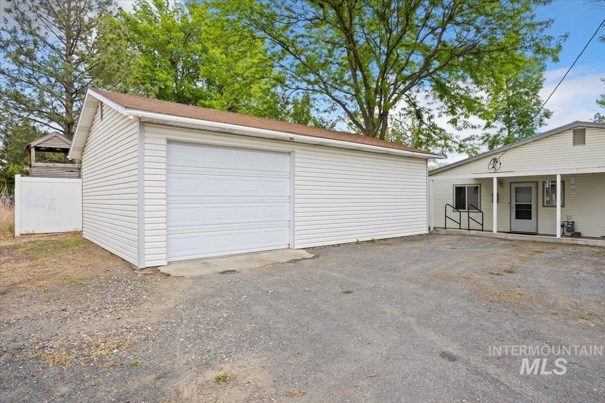 704 E Avenue D Property Photo 36