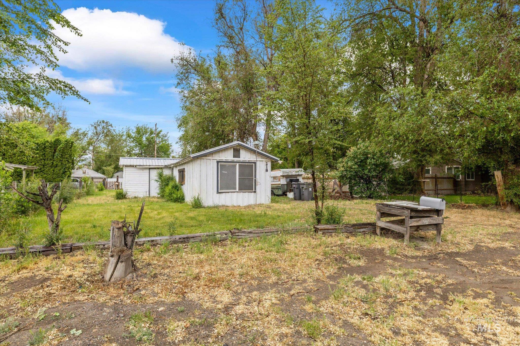218 & 222 E Owyhee Ave Property Photo 5