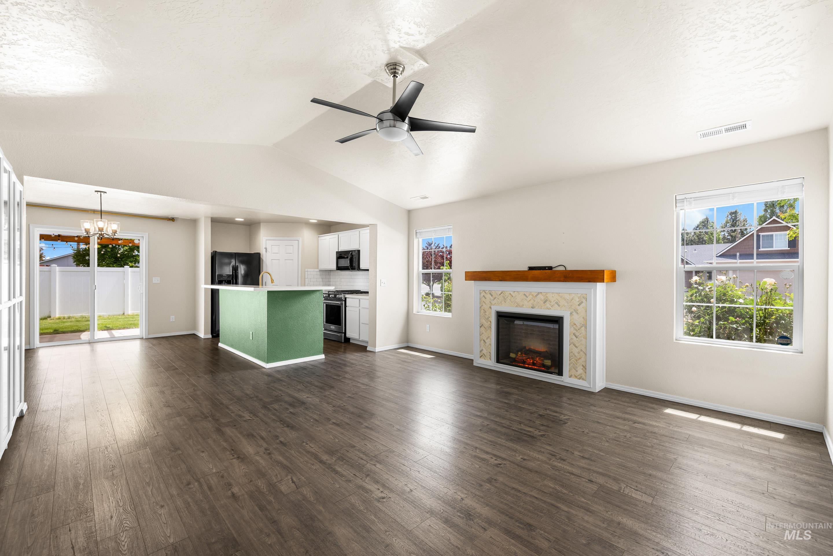 942 S Stibnite Place Property Photo 6