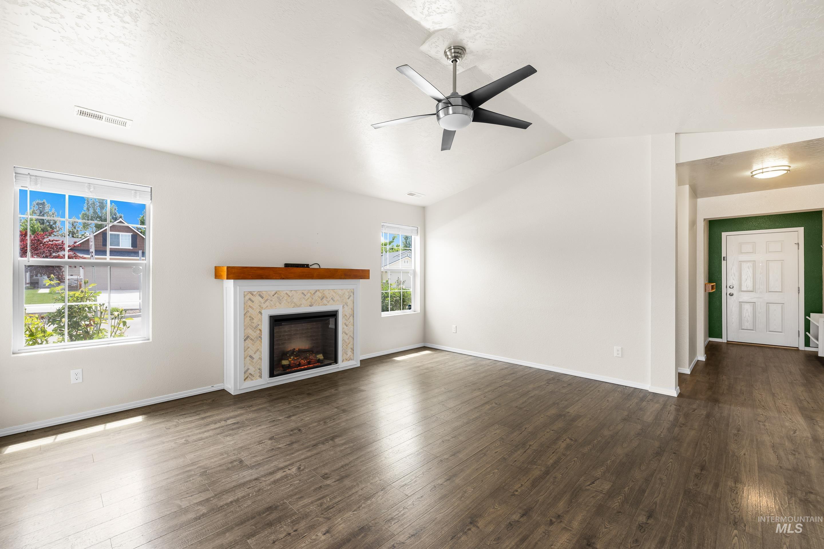 942 S Stibnite Place Property Photo 8