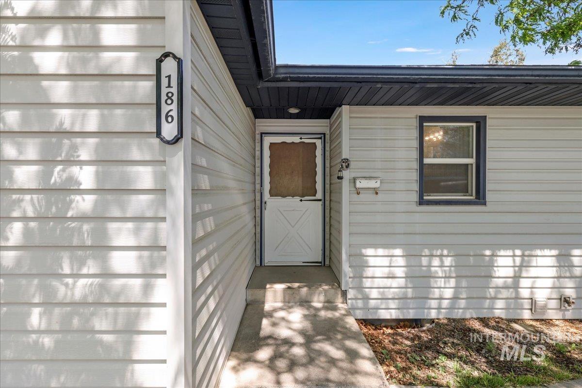 186 Borah Ave W Property Photo 3