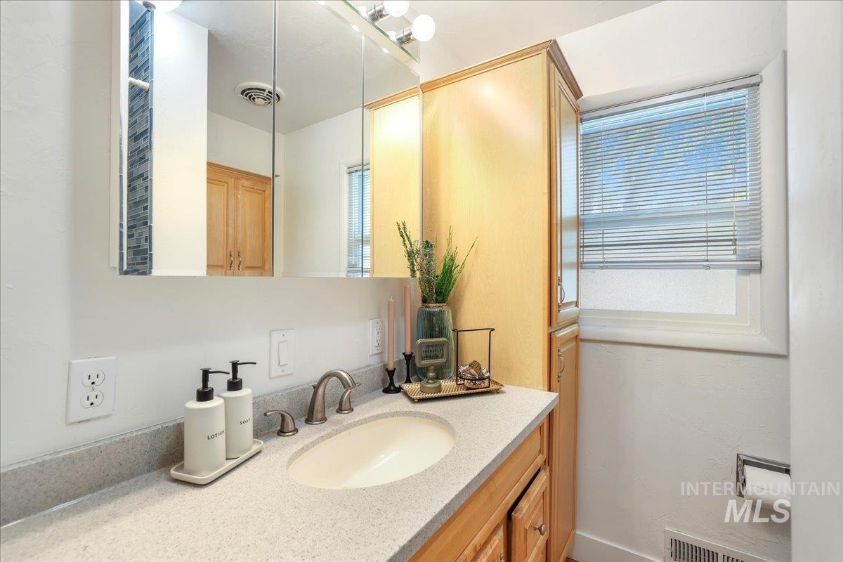 186 Borah Ave W Property Photo 20