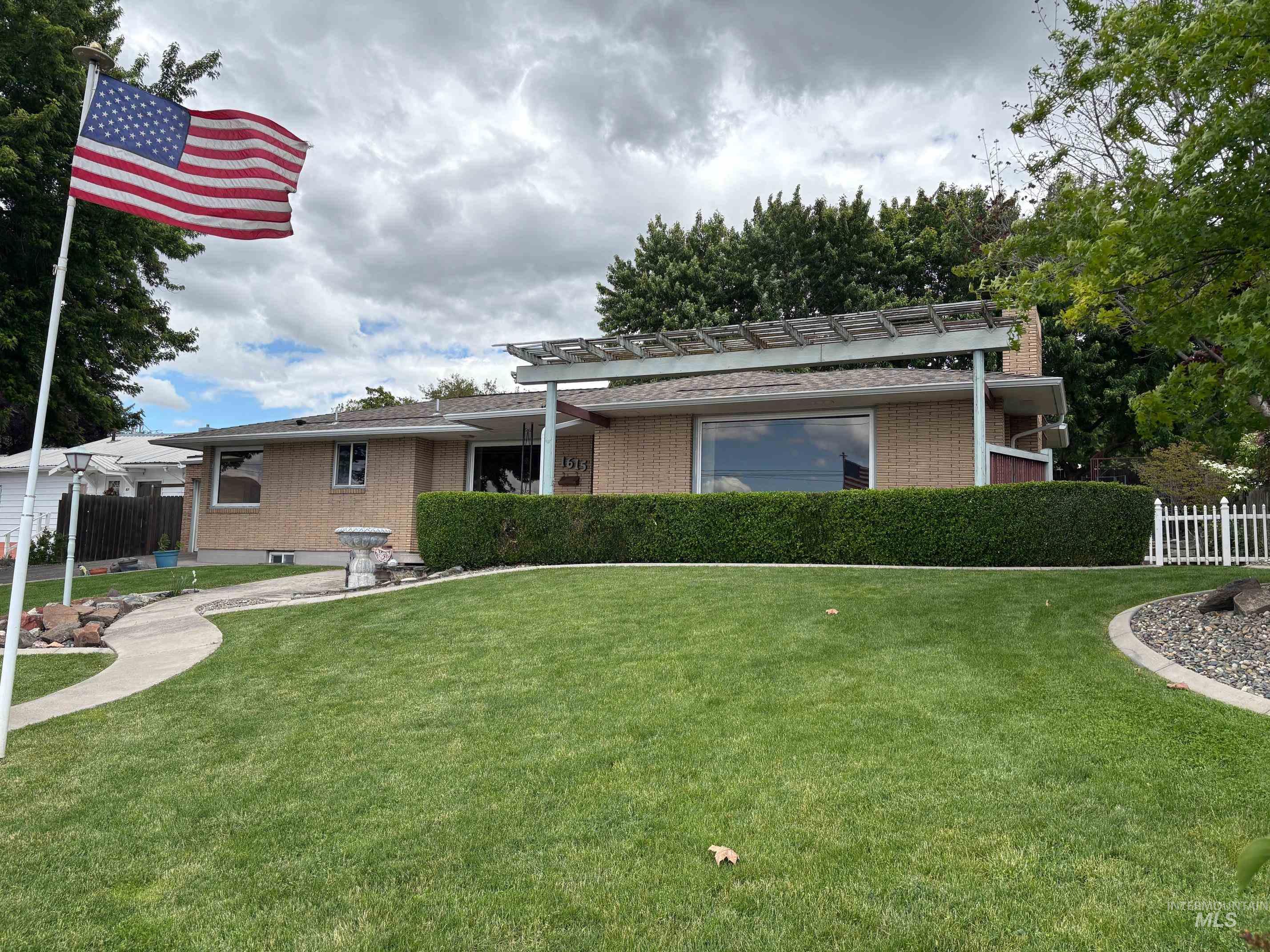 1615 Prospect Ave Property Photo 2