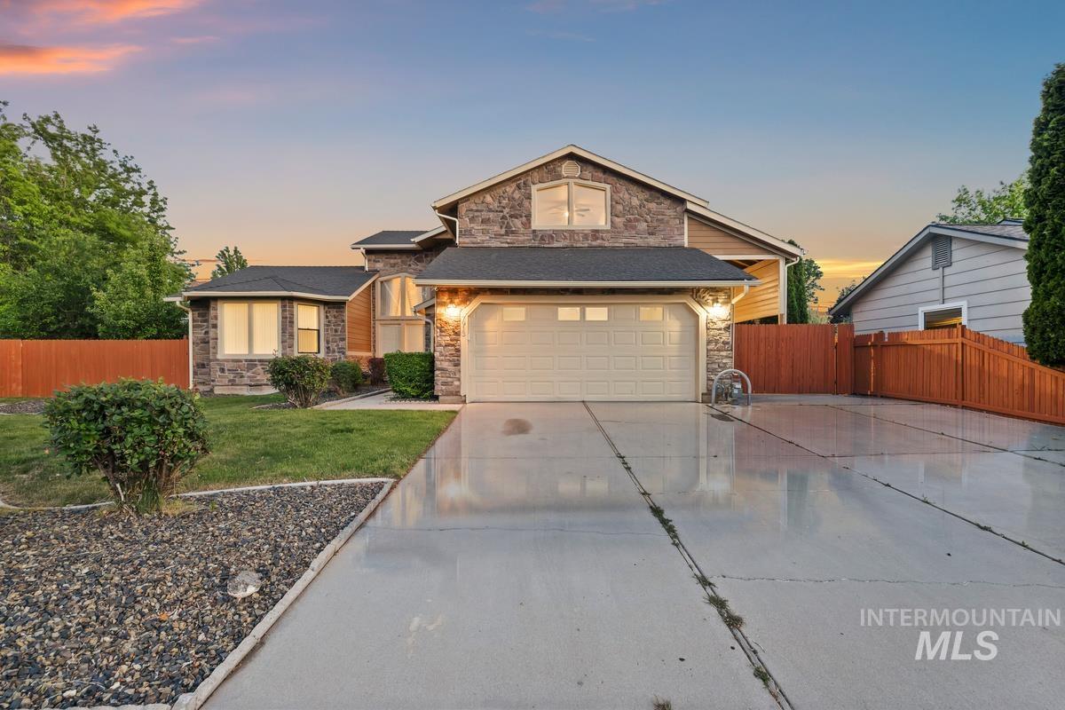 7913 W War Bonnet Drive Property Photo 1