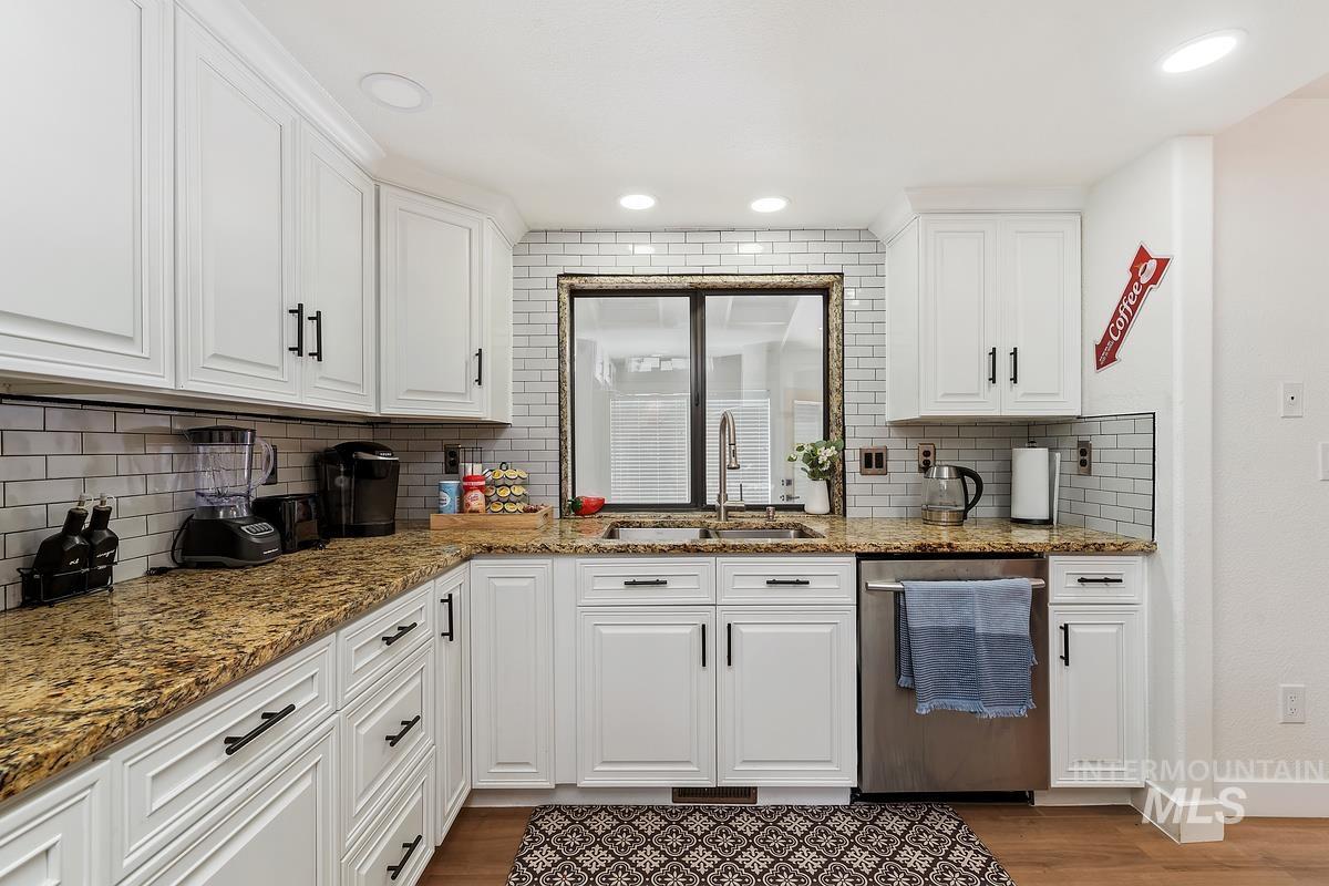7913 W War Bonnet Drive Property Photo 11