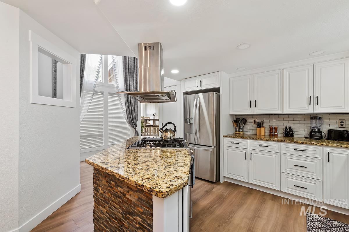 7913 W War Bonnet Drive Property Photo 13