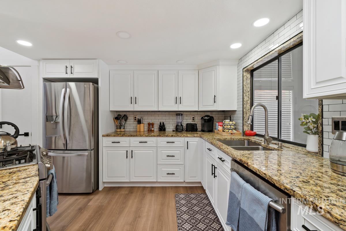 7913 W War Bonnet Drive Property Photo 14